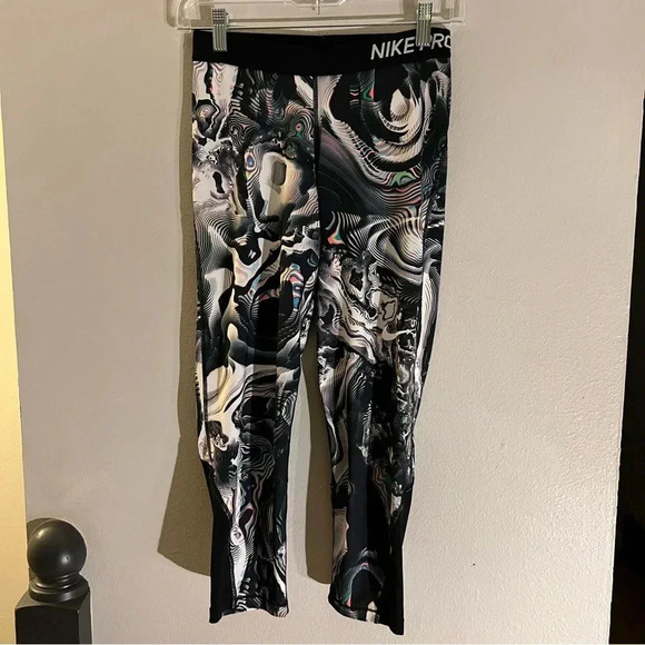 NIKE Pro Dri-Fit Coral/Black Swirl Capri Leggings - Picture 1 of 7
